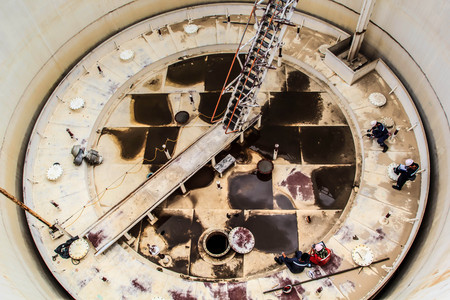 Becht-floating_roof_storage_tank.jpg